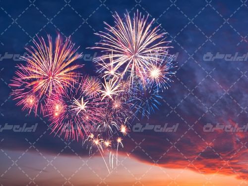 تصویر با کیفیت قلب آتش بازی همراه با عشق و نماد دوست داشتن