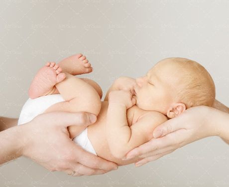 آتلیه کودک و نوزاد در دستان پدر و مادر