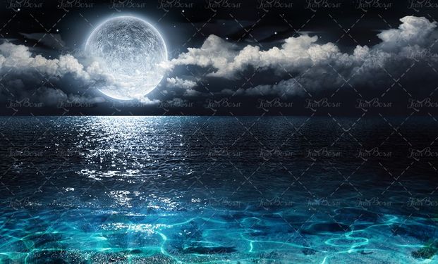 تلالو نور ماه در آب دریا کره ماه ابر آسمان شب
