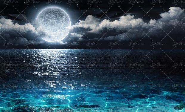 تلالو نور ماه در آب دریا  کره ماه ابر آسمان شب