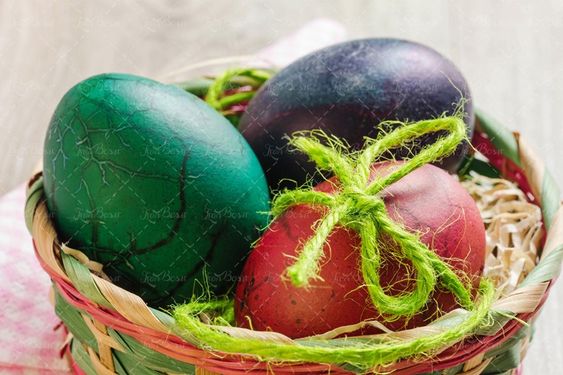 تخم مرغ رنگی در سبد چوبی