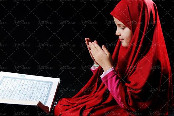 کودک در حال قرآن خواندن و مناجات