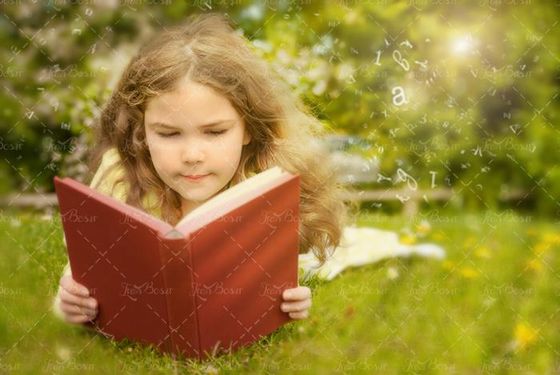 آموزش زبان انگلیسی  دختر در حال کتاب خواندن