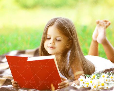 دختر بچه در حال کتاب خواندن