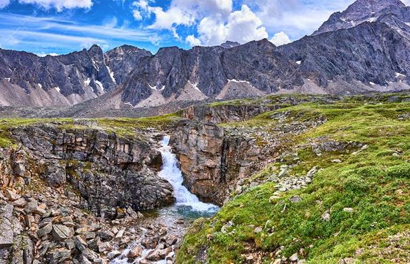 منظره  آبشار  کوه و مراتع سرسبز