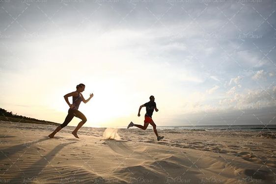 ورزشی ساحلی دویدن ورزشکار