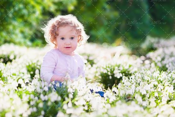 آتلیه کودک دختربچه در میان گل ها