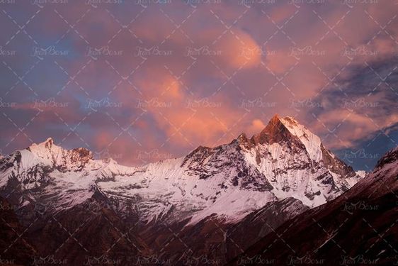 منظره کوهستان کوه برفی آسمان ابری