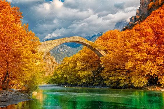 منظره و طبیعت زیبای جنگل و دریاچه درفصل پاییز
