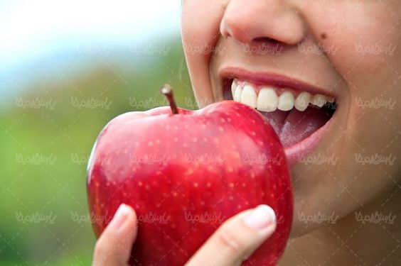 سبد میوه سیب قرمز گاز گرفتن سیب سرخ