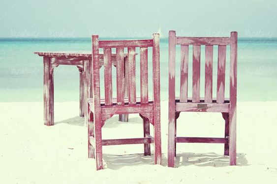 میز و صندلی چوبی ساحل دریا