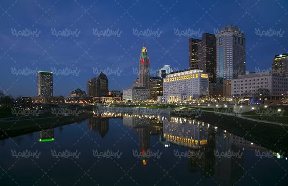 شهر برج ساختمان رودخانه منظره شهر در شب