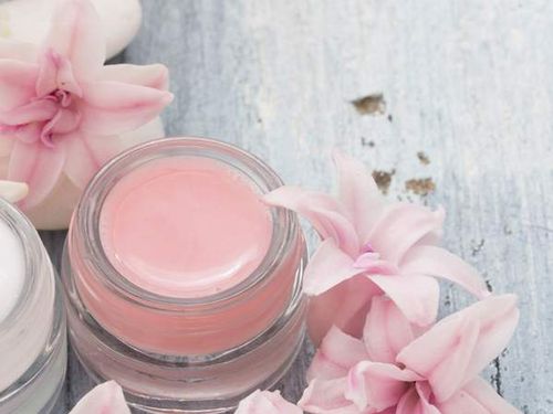 لوازم آرایش کرم مرطوب کننده شکوفه بهاری