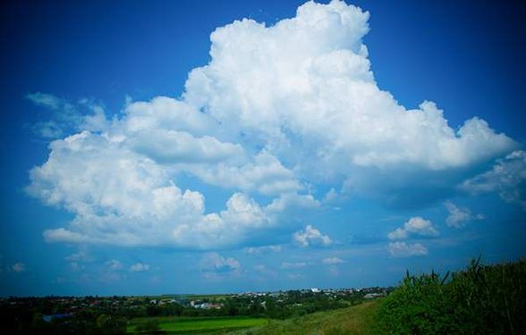 آسمان آبی توده ابر سفید منظره