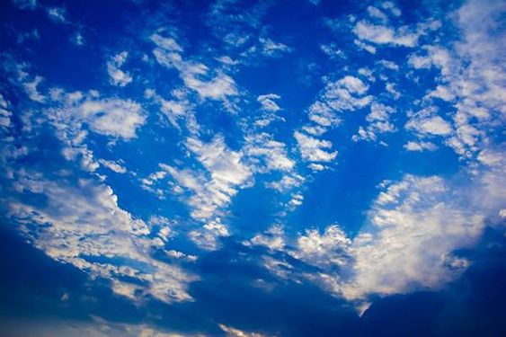 آسمان آبی توده ابر سفید منظره