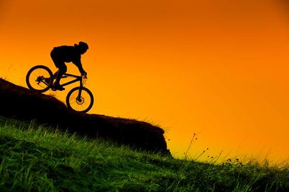 دوچرخه سواری کوهستان منظره غروب خورشید