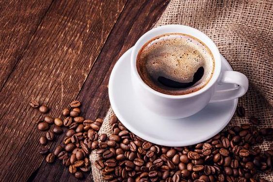 فنجان قهوه دانه های قهوه نوشیدنی تلخ