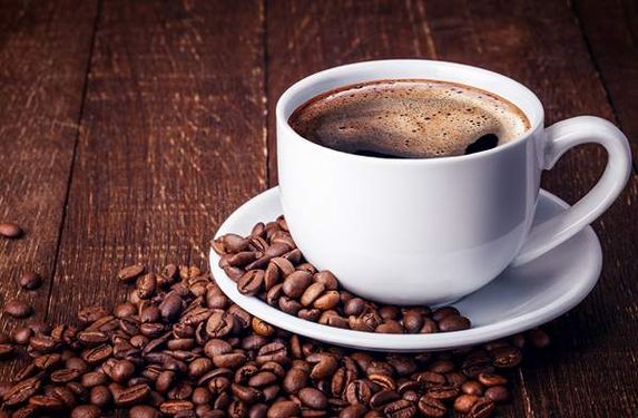 فنجان قهوه دانه های قهوه نوشیدنی تلخ