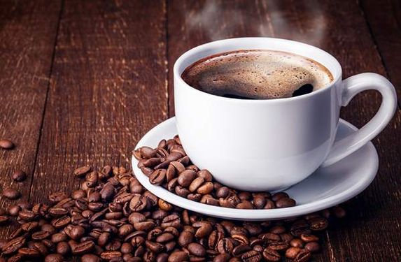 فنجان قهوه دانه های قهوه نوشیدنی تلخ