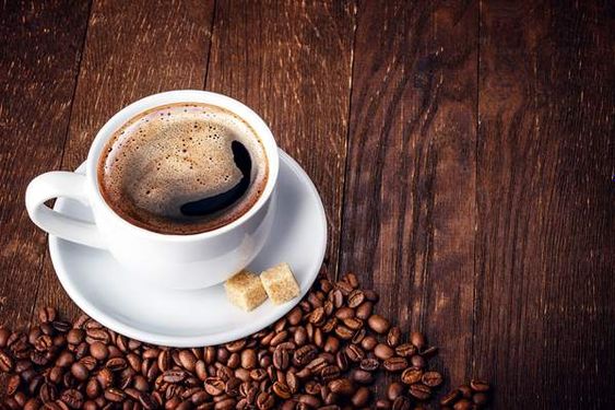 فنجان قهوه دانه های قهوه نوشیدنی تلخ