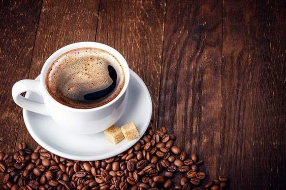 فنجان قهوه دانه های قهوه نوشیدنی تلخ
