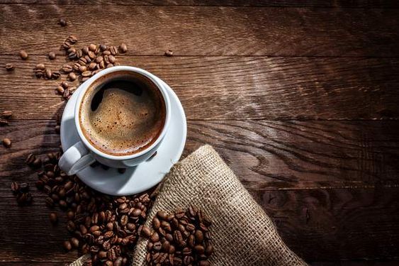 فنجان قهوه دانه های قهوه نوشیدنی تلخ