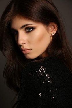 سالن آرایش چهره زن گالری پوشاک زنانه