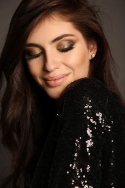 سالن آرایش چهره زن گالری پوشاک زنانه