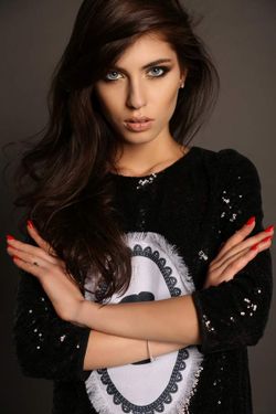 سالن آرایش چهره زن گالری پوشاک زنانه