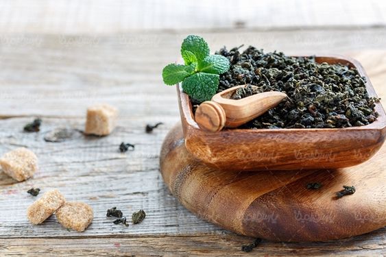 عطاری آجیل فروشی مویز ظرف چوبی