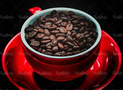 فنجان قهوه دانه های فرآوری شده قهوه