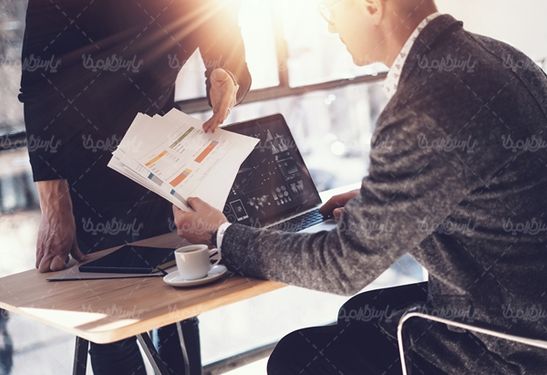 میز کار لپ تاپ فنجان قهوه کار اینترنتی