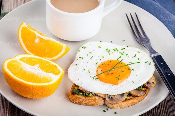 صبحانه فنجان قهوه نیمره پرتقال