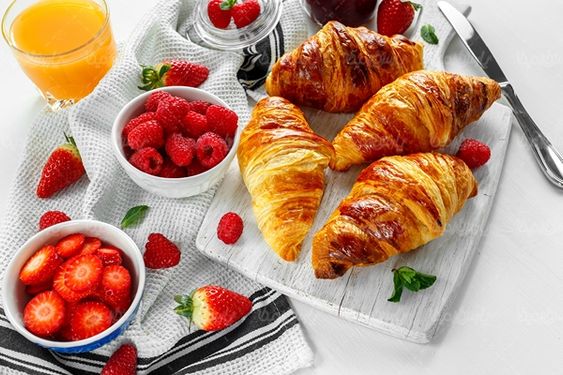 صبحانه سمبوسه پیراشکی آب پرتقال