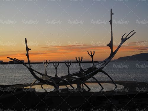 دریا منظره غروب خورشید کشتی نیمه آماده