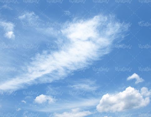 آسمان آبی لکه های ابر توده ابر سفید