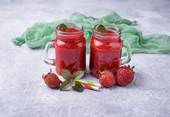 آبمیوه طبیعی کافی شاپ توت فرنگی