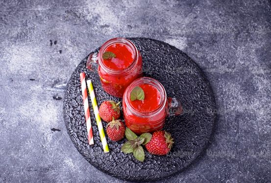 آبمیوه طبیعی کافی شاپ توت فرنگی