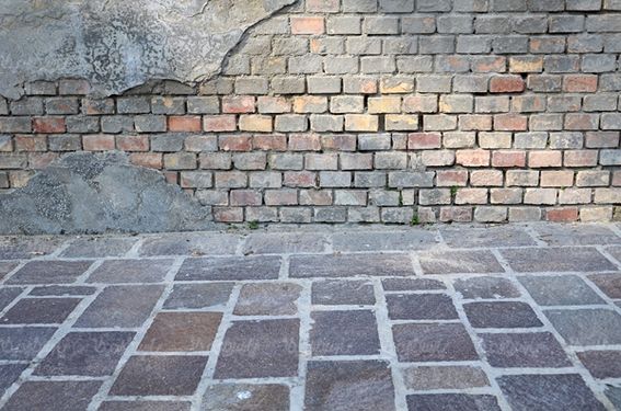 سنگ فرش حیاط دیوار آجری قدیمی