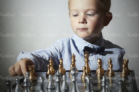 بازی فکری شطرنج کودک بچه خردسال