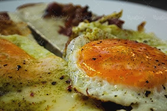 نیمرو صبحانه فنجان قهوه