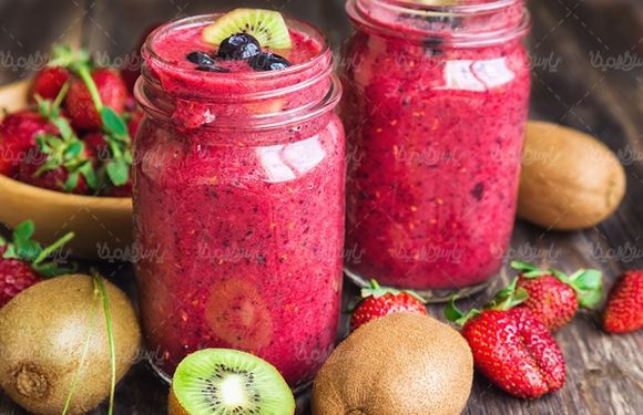 آب میوه طبیعی کیوی توت فرنگی