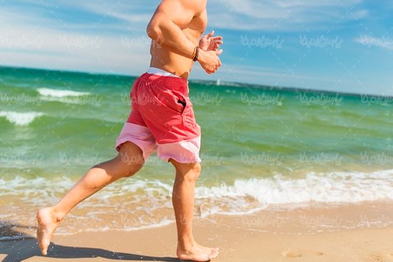مرد ورزشکار تعطیلات کنار دریا