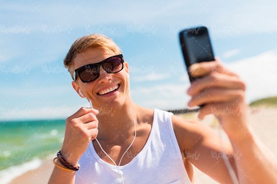 مرد ورزشکار تعطیلات کنار دریا