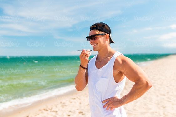 مرد ورزشکار تعطیلات کنار دریا