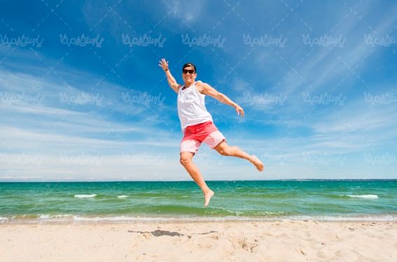 مرد ورزشکار تعطیلات کنار دریا