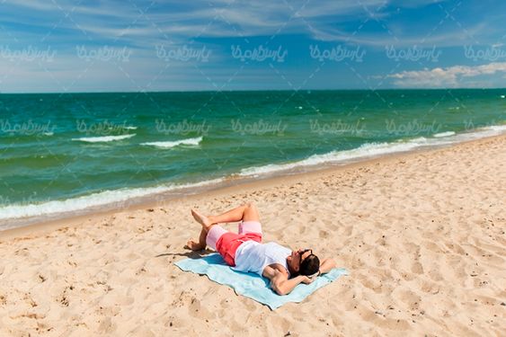 مرد ورزشکار تعطیلات کنار دریا