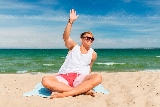 مرد ورزشکار تعطیلات کنار دریا