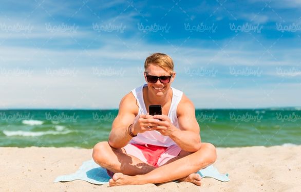 مرد ورزشکار تعطیلات کنار دریا