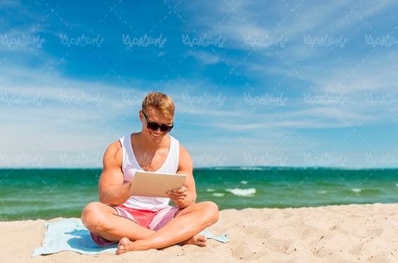 مرد ورزشکار تعطیلات کنار دریا